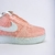 Air Force 1 Sun Club Arctic Orange é o tênis feminino perfeito para o verão. Sua combinação de cores rosa e branco, em camurça e tecido, cria um visual moderno e vibrante. Com ajuste por cadarços, o tênis proporciona conforto e estabilidade aos pés. Seu m