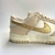 O Nike Dunk Low Gold Swoosh é um tênis original e sofisticado, com cores pastel bege, branco e detalhe dourado. Feito de couro legítimo e tecido, possui ajuste em cadarços e material interno em tecido. Vendido e entregue pela Sneakersjc, com nota fiscal d