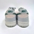 O Nike Dunk Low GS - Mineral Teal é um tênis unissex com uma combinação de cores encantadora em azul bebê, verde e rosa. Feito com couro legítimo e tecido, proporciona durabilidade e conforto. Seu ajuste por cadarços e material interno em tecido garantem 