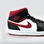 O Air Jordan 1 Mid Metallic Red é um tênis unissex com um visual marcante em vermelho, preto e branco. Feito com couro legítimo e tecido de alta qualidade, oferece durabilidade e estilo. Seu ajuste por cadarços e material interno em tecido proporcionam co