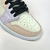 O Air Jordan 1 High Feminino Zoom Easter é um tênis colorido e exclusivo, perfeito para as mulheres que buscam estilo e conforto. Com materiais de alta qualidade, como couro legítimo, camurça e tecido, esse modelo oferece durabilidade e sofisticação. O aj