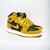 O Air Jordan 1 High Pollen é um tênis unissex que combina o amarelo vibrante com detalhes em preto. Confeccionado em couro legítimo e tecido de alta qualidade, oferece durabilidade e estilo. Seu ajuste por cadarços e material interno em tecido proporciona