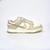 O Nike Dunk Low Gold Swoosh é um tênis original e sofisticado, com cores pastel bege, branco e detalhe dourado. Feito de couro legítimo e tecido, possui ajuste em cadarços e material interno em tecido. Vendido e entregue pela Sneakersjc, com nota fiscal d