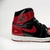 Os tênis Air Jordan 1 High - Patent Bred são perfeitos para os amantes de estilo e autenticidade. Com uma combinação clássica de cores em vermelho e preto, esses tênis unissex são verdadeiros ícones de design. Feitos com couro envernizado de alta qualidad