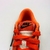 Os tênis Nike Dunk Low GS - Halloween 2022 são perfeitos para as crianças que querem estilo e diversão. Com uma combinação de cores vibrantes em laranja, preto e branco, esses tênis unissex são cheios de personalidade. Feitos com couro legítimo e tecido d