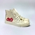 Descubra a elegância do Converse x Comme des Garçons PLAY Chuck 70 Branco Bege. Feito de tecido de alta qualidade, esse tênis unissex é uma colaboração icônica. Com ajuste por cadarços e material interno em tecido, oferece conforto e personalização. Seu c