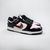 Descubra o estilo ousado do Nike Dunk Low Black Pink Foam. Combinando o clássico preto com toques vibrantes de rosa, este tênis feminino em couro legítimo com verniz é perfeito para mulheres que buscam um visual marcante. Seu ajuste por cadarços oferece c