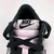 Descubra o estilo ousado do Nike Dunk Low Black Pink Foam. Combinando o clássico preto com toques vibrantes de rosa, este tênis feminino em couro legítimo com verniz é perfeito para mulheres que buscam um visual marcante. Seu ajuste por cadarços oferece c