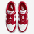 Aposte no Nike Dunk Low Red St. John's. Em vermelho e branco, este tênis masculino em couro legítimo, com ajuste por cadarços, é a escolha ideal para o seu estilo casual. Adquira o produto original na sneakersjc e destaque-se com autenticidade.