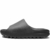 Experimente o conforto e estilo do Yeezy Slide Onyx. Com uma cor preto versátil, esse chinelo unissex é perfeito para qualquer ocasião casual. Feito de borracha durável, oferece um ajuste confortável e resistente. Seu design minimalista combina perfeitame