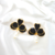 Brinco esmaltado Valerie em Formato de Orquídea e Pingente de Pérola Barroca Folheado em Ouro 18k - comprar online