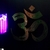detalhe da camiseta preta, estampa fluorescente do símbolo do OM.