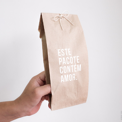 Saquinho Kraft Simples | Este Pacote Contém Amor (Branco) – 10x20 cm