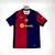 A imagem mostra uma camisa de futebol do FC Barcelona para a temporada 24/25, fabricada pela Nike. A camisa possui listras verticais em azul e vermelho, com o logo da Nike em amarelo no peito direito e o escudo do FC Barcelona no peito esquerdo. O logo do