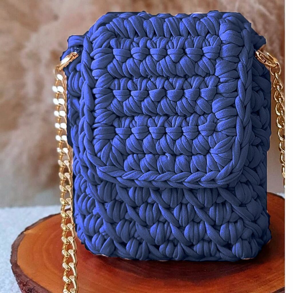Bolsa de crochê mini bag com tampa e alça transversal - Azul Escuro