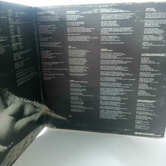 LP Casseta e Planeta - Preto com um buraco no meio na internet