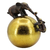 Escultura elefantes mãe e filho na bola dourada decorativo