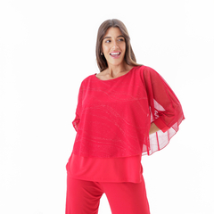 Blusa Aike de color rojo, con mangas amplias y detalles brillantes, modelo femenino con una expresión alegre.