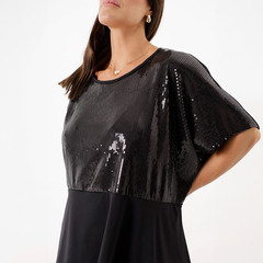 Blusa Carter de mujer con detalles de lentejuelas en la parte superior y tela negra en la parte inferior.