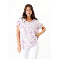 Blusa Egeo con estampado floral en tonos rosa y verde, con mangas cortas y volantes.