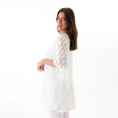 Poncho Magda de color blanco con diseño de calados, luciendo un estilo elegante y moderno.