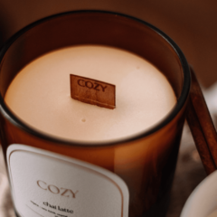 Vela aromática Cozy - Chai Latte - com pavio de madeira - Slowbe