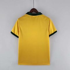 Dorso de la camiseta de la selección de fútbol de Brasil, utilizada en la temporada 1988. Color amarilla, con cuello y extremo de mangas, en color verde.