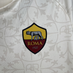 Detalle en primer plano del escudo del club italiano, Roma