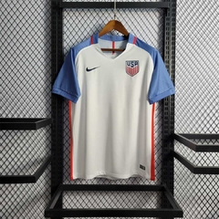 Camiseta de la selección de fútbol de Estados Unidos, utilizada en la temporada 2019. Camiseta color blanca, con mangas en celeste.