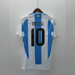 Dorso de la camiseta titular de la selección Argentina de fútbol, con la número 10 de Messi, con las tres estrellas. Ultima versión.