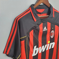 Camiseta retro del AC Milán de la temporada 2006-2007 con rayas rojas y negras, y patrocinador Bwin.