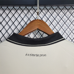 Inscripción en el dorso del cuello, de la camiseta del Corinthians, edición especial.