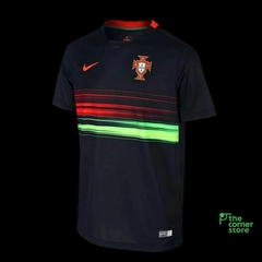 Camiseta de la selección de fútbol de Portugal, utilizada en la temporada 2015. De color negro, con detalles en rojo y verde.