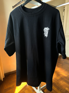 Camiseta Stranger Oversized Distorted Gothic Lettering - Preto - Loja Oficial - Quarto de Pedro