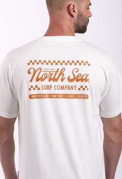 CAMISETA SURF COMPANY - OFF WHITE - Loja Oficial - Quarto de Pedro