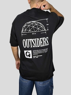 REMERA OVER OUTSIDERS