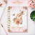 Capa do Pack Agendamentos Nail Designer 2025, com ilustração de uma mão segurando flores e detalhes em rosa, azul e dourado.