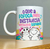 Caneca com a frase "O que a fofoca uniu, distância nenhuma separa!" e ilustrações de personagens amigáveis.