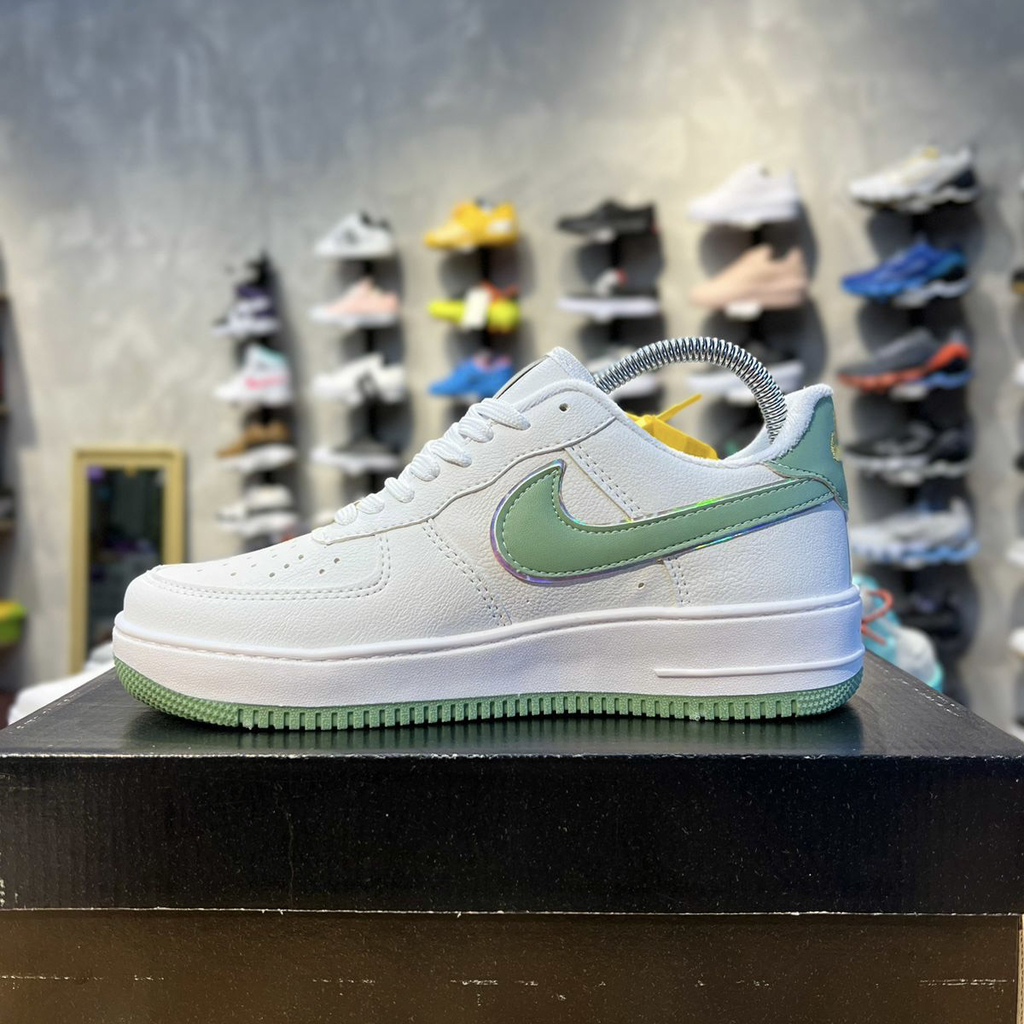 Tênis Nike Air Force - Feminino - Branco com Detalhe Dourado - Vai