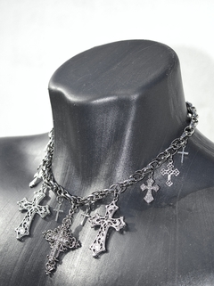 Choker de crucifixos