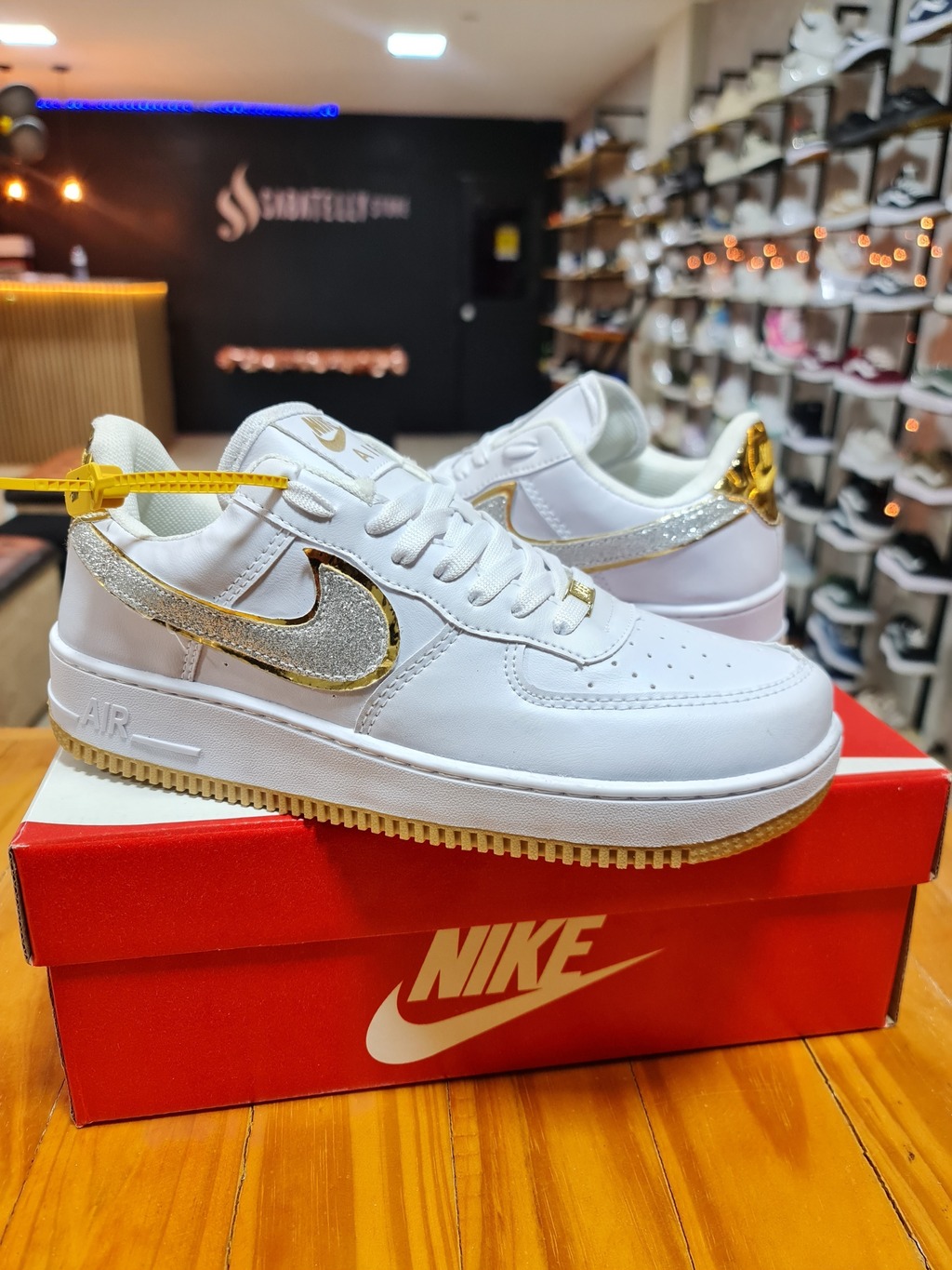 Nike Air Force - Branco Dourado com Brilho