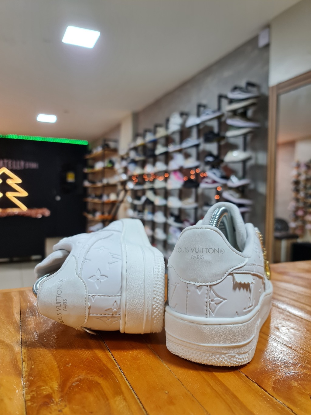 Nike Air Force Louis Vuitton Branco alto relevo com chaveiro
