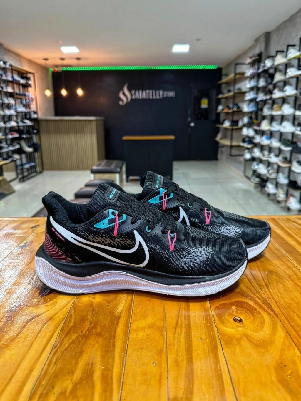 Nike Zoom X Infinity Run 4 Preto com Branco detalhes azul rosa