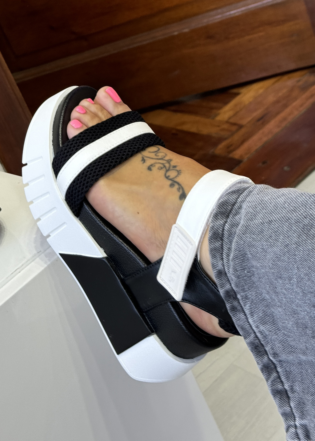 Sandalia Pantoja Blanco y Negro Lady stork KUSHOPP