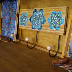 Cabideiro de parede de madeira com mandala floral 3 ganchos. - loja online