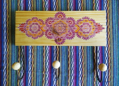 Cabideiro de parede de madeira com mandala floral 3 ganchos. - Mama Gipsy