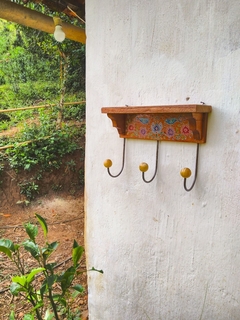 Imagem do Prateleira de madeira 3 ganchos com passarinhos e flores.