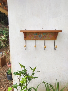 Cabideiro Prateleira de madeira 4 ganchos com passarinhos e flores SOB ENCOMENDA - loja online
