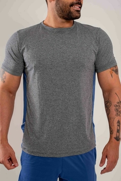 CAMISA MASCULINA COM DETALHE LATERAL