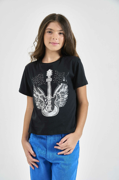 REMERA ESTAMPADA CON TACHITAS NEGRA